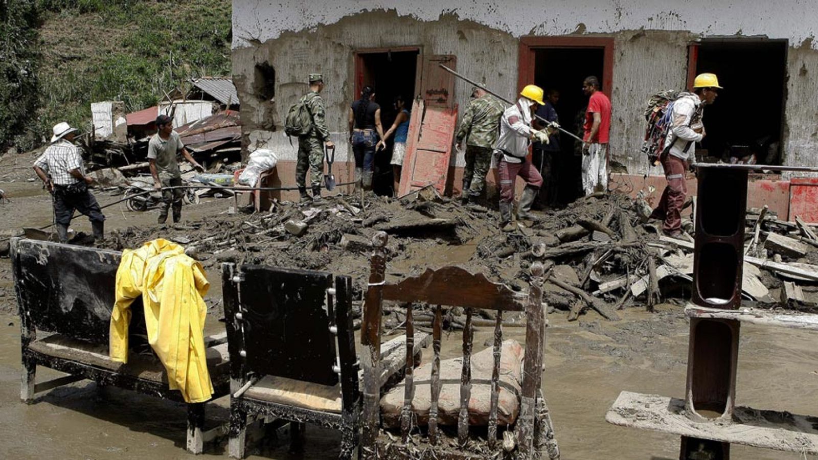 Mueren al menos 61 personas en Colombia tras una avalancha