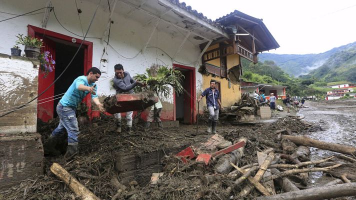 Telediario 1 - Mueren al menos 61 personas en Colombia tras una avalancha de tierra