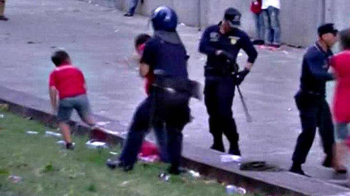 Telediario 1 - Una agresión de la policía a un padre delante de su hijo conmociona a Portugal