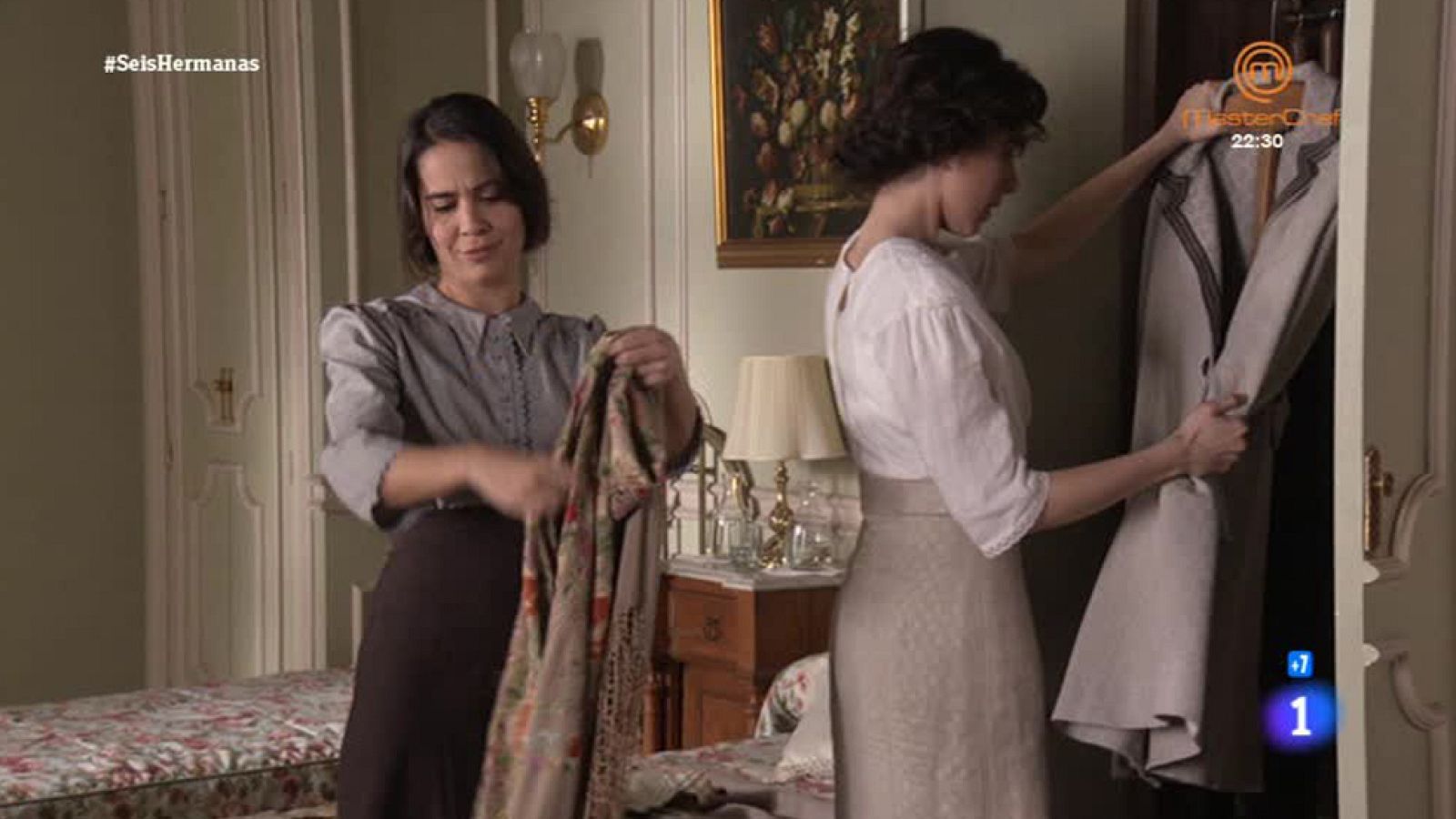 'Seis Hermanas' - Celia le regala un mantón a Petra