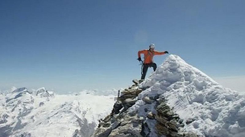 Dani Arnold bate un récord de velocidad en escalada en Monte Cervino