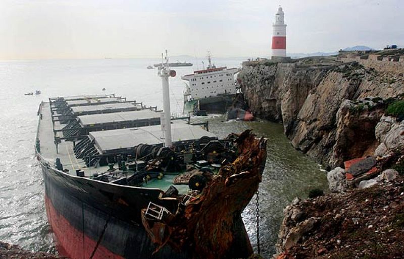 Los barcos encallados en el Estrecho siguen contaminando