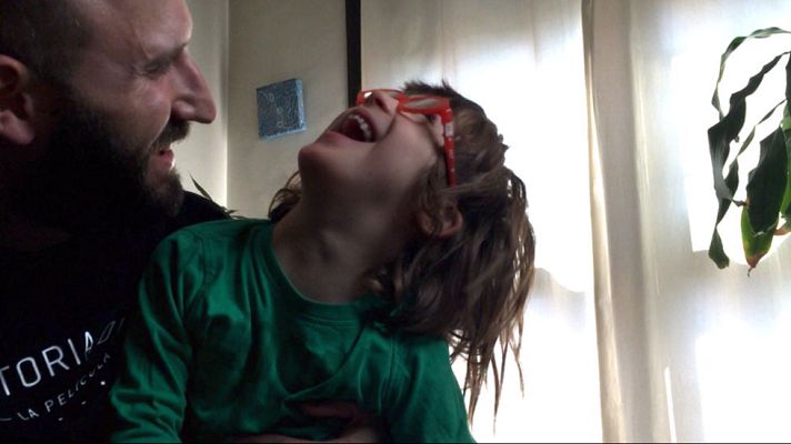 Telediario 1 - Desde que Jan nació, hace cinco años, su padre no ha dejado de grabarle con una cámara