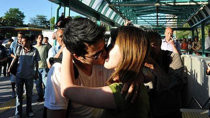 Telediario 1 - Hoy se celebra el día mundial del primer beso