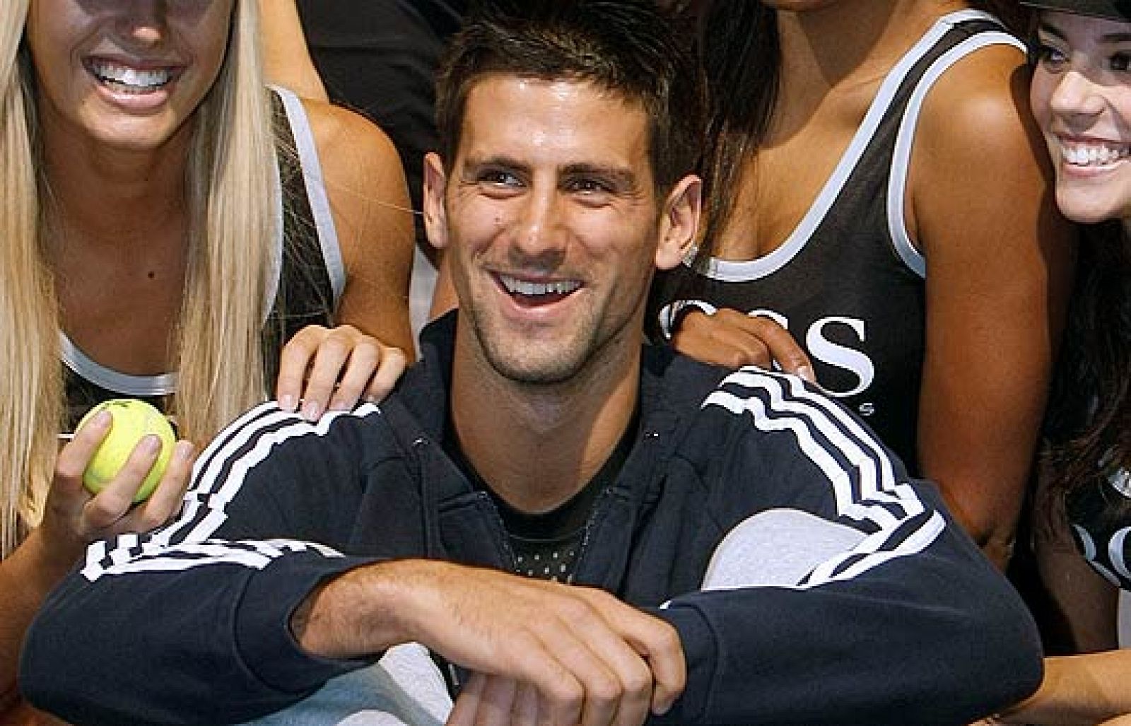 Djokovic alaba a Nadal en ¿español? | Ver