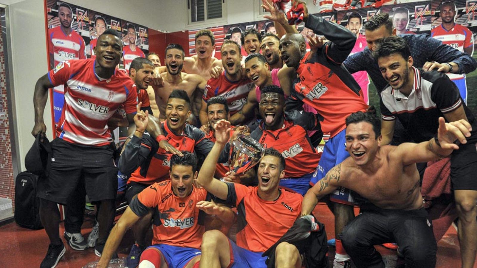 Fiesta en el vestuario e invasión de campo para celebrar la salvación del Granada