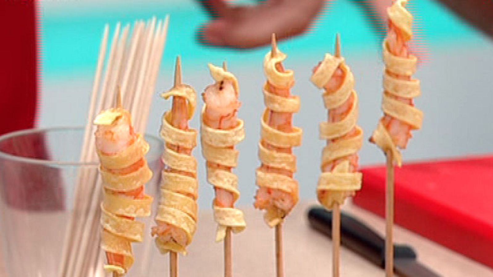 Langostino con pasta y piruletas de langostino