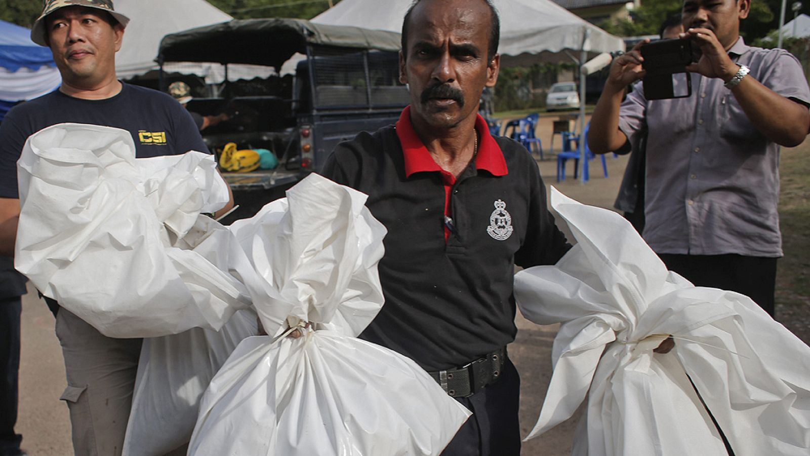 Malasia encuentra 139 fosas comunes en los campos de los traficantes de personas | Ver