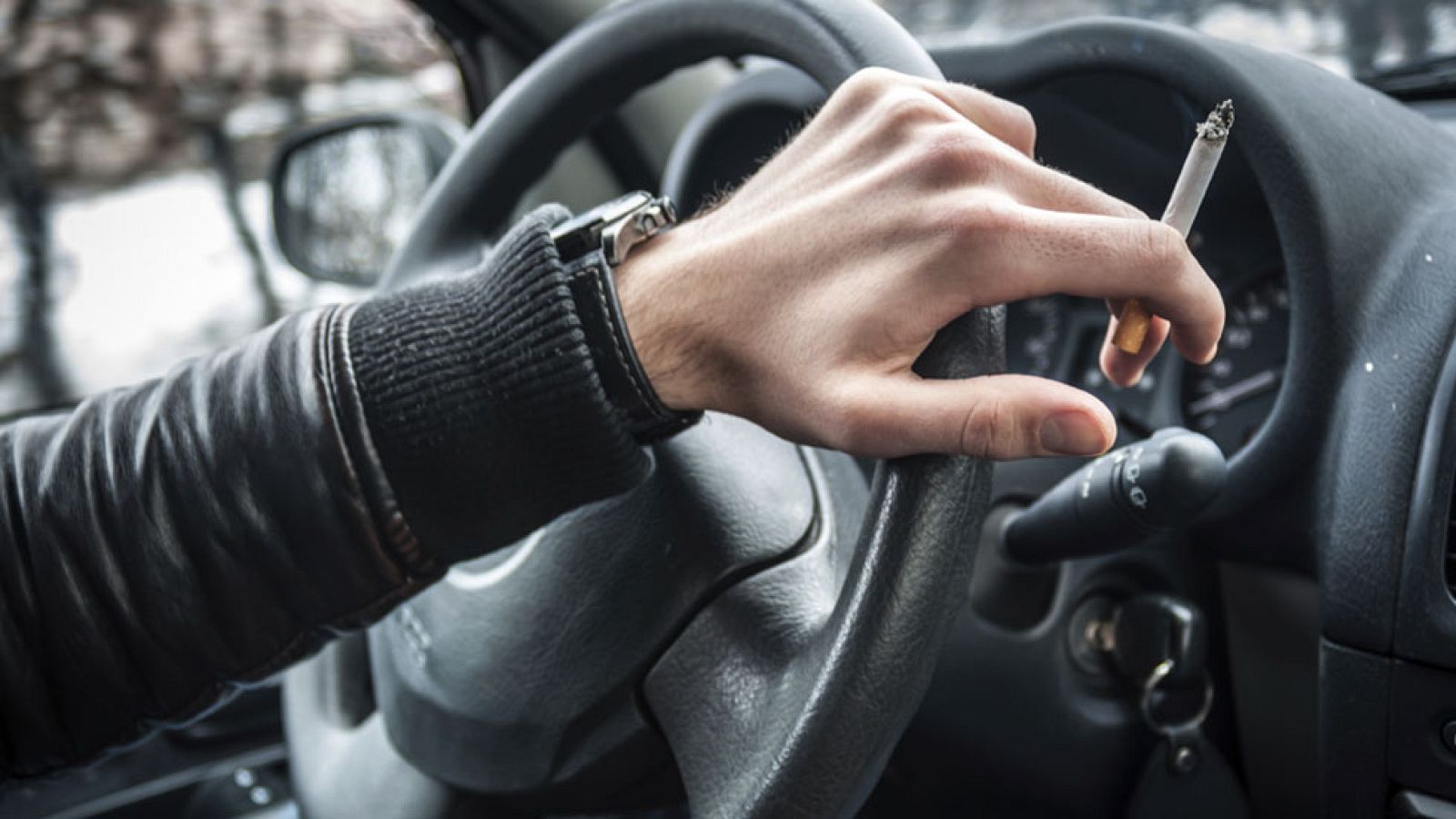 La mayoría de los fumadores españoles, a favor de prohibir fumar en los coches cuando viajan niños