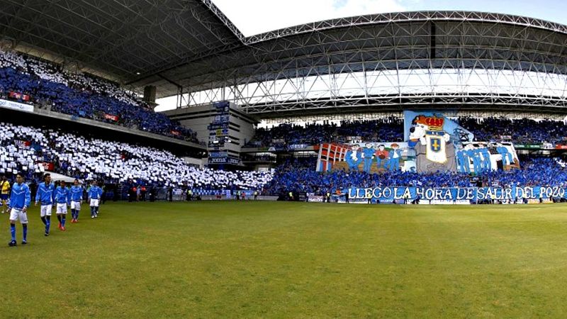 Un grupo de aficionados del Oviedo ha acampado en los aledaños del Carlos Tartiere para conseguir entradas para el partido contra el Cádiz en el que puede ascender a Segunda División.