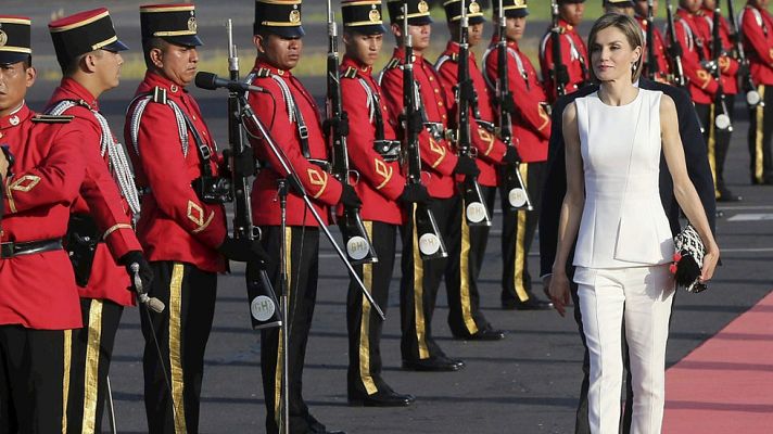 Telediario 1 - La reina Letizia visita El Salvador, última escala de su primer viaje de cooperación
