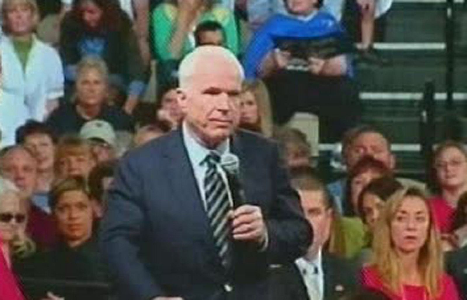 McCain sigue sin encontrar un discurso que le haga remontar en las encuestas | Ver