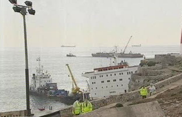  - Barcos encallados en el estrecho