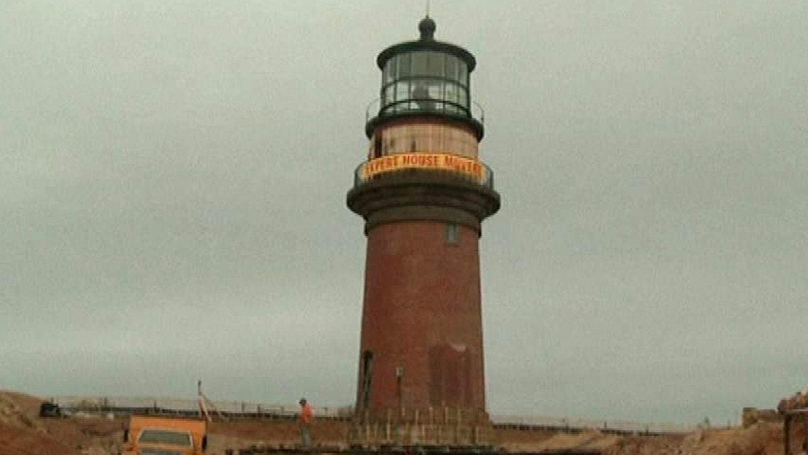 Una delicada operación para salvar un faro centenario en EE.UU.