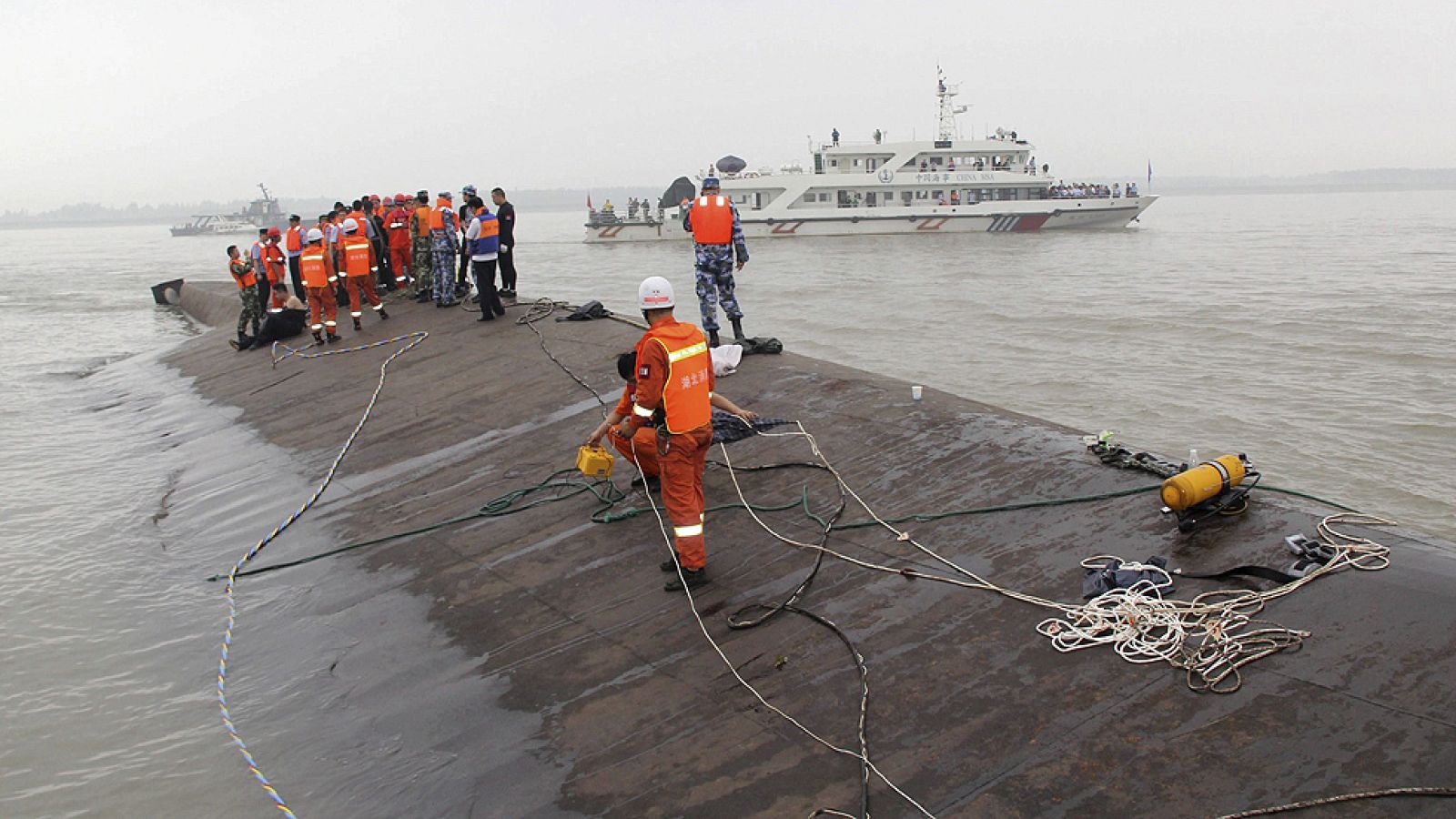 Quince supervivientes y al menos cinco fallecidos en el hundimiento de un barco con 458 personas a bordo