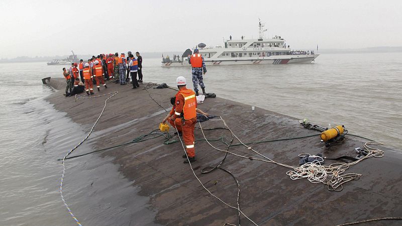 Quince supervivientes y al menos cinco fallecidos en el hundimiento de un barco con 458 personas a bordo