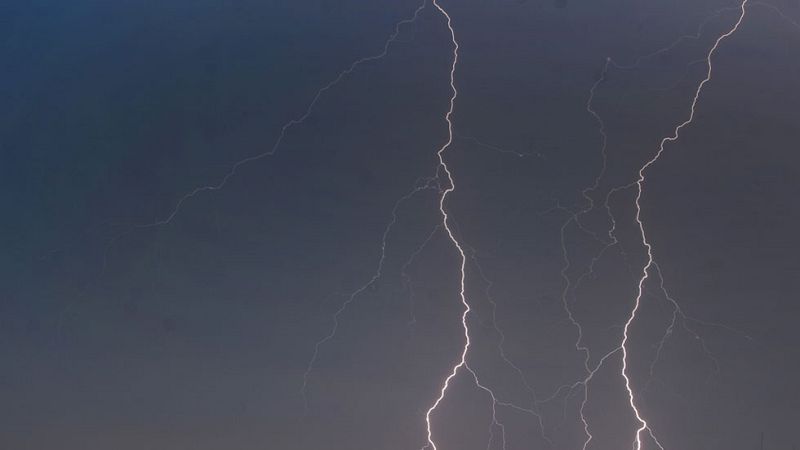 Tormentas en Pirineos y viento fuerte de levante en el Estrecho
