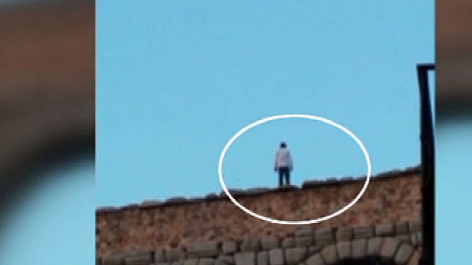 Un joven se encarama al acueducto de Segovia