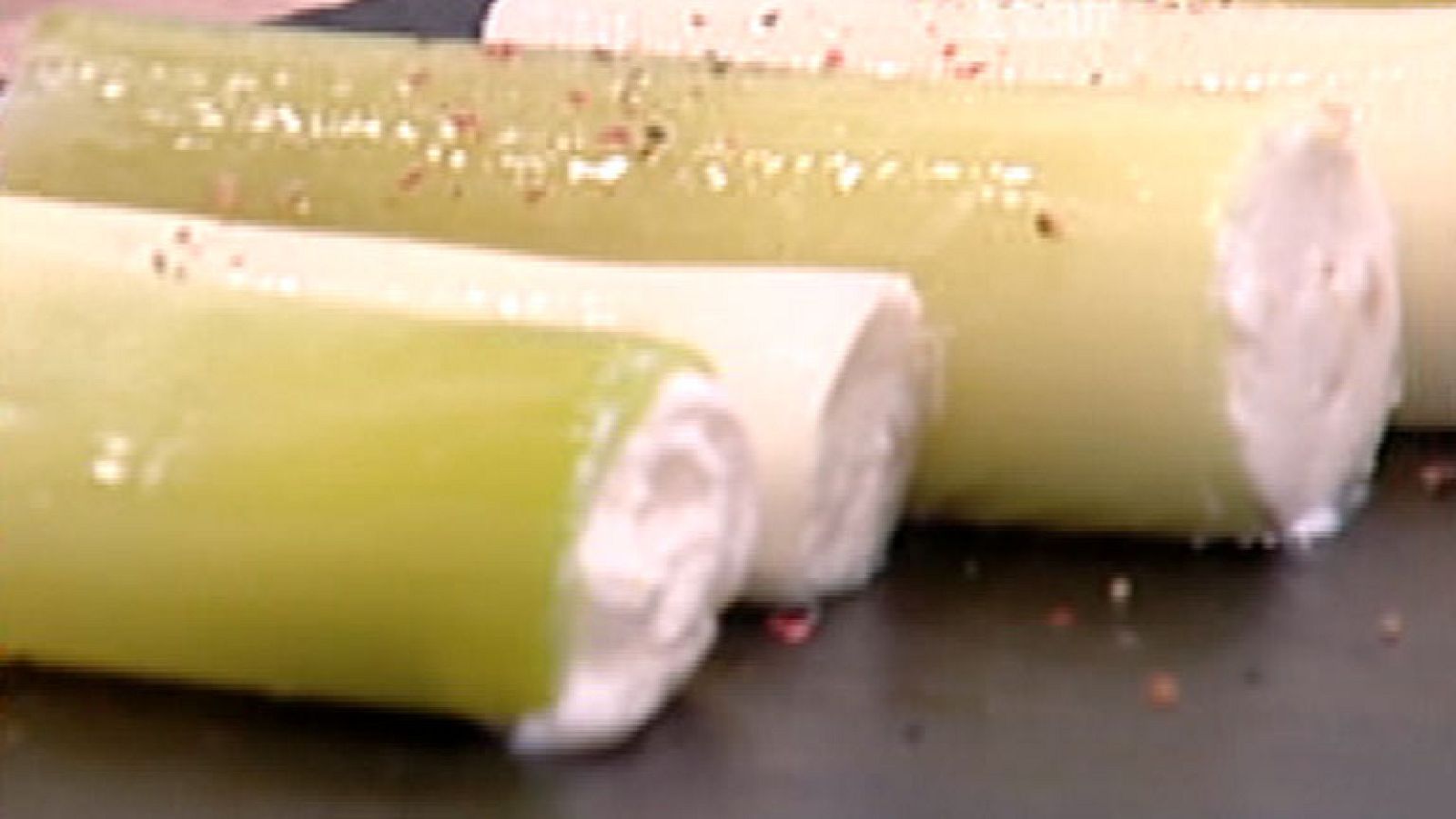 Rollitos de puerro con queso y tiras de puerro frito