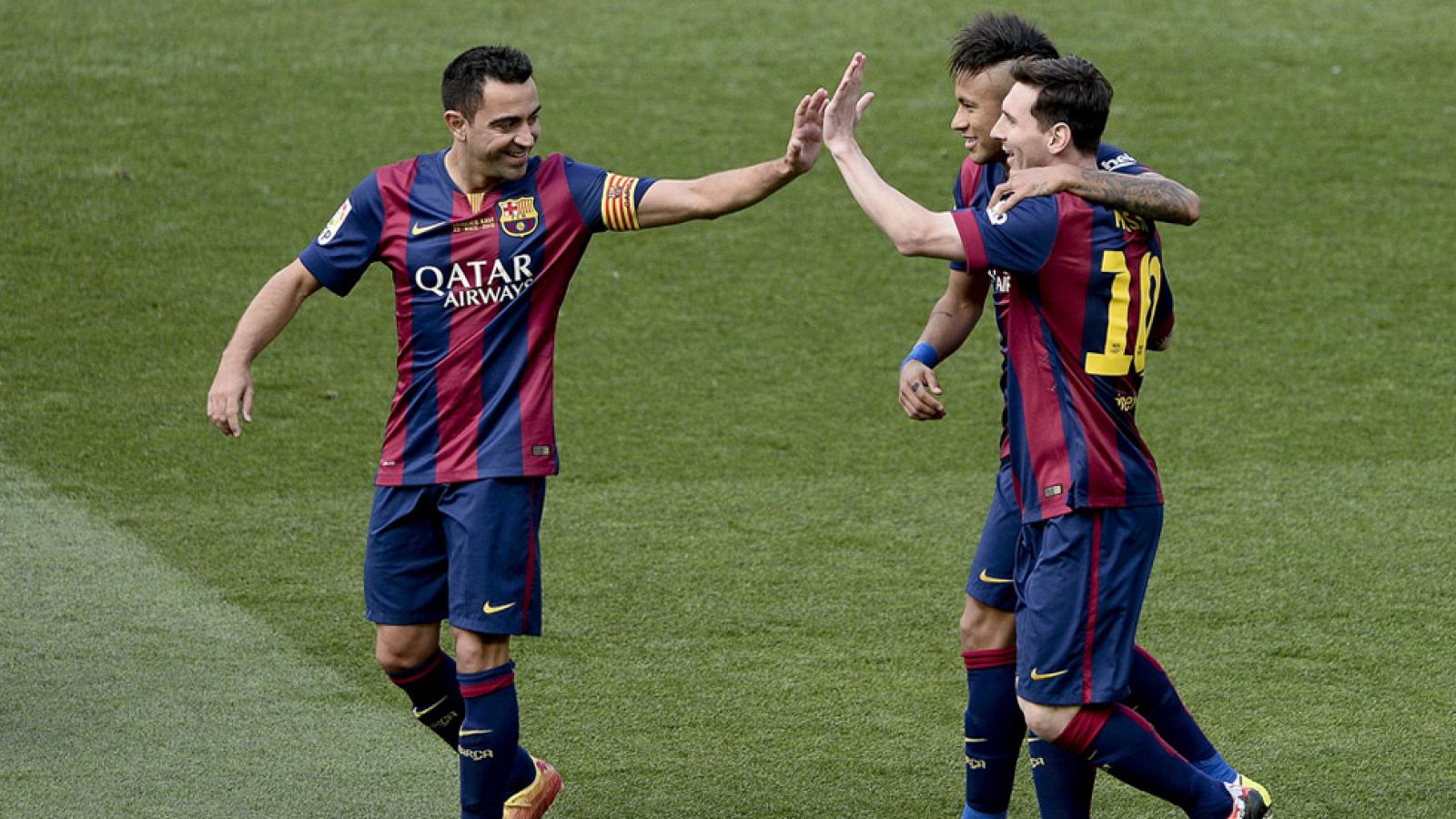 Dani Alves bajó de una forma bastante original  las escaleras que conducían del vestuario al terreno de juego. Una muestra sin duda de la confianza que los barcelonistas tienen en esta final ante la Juve. El Barça es el favorito en las apuestas, los