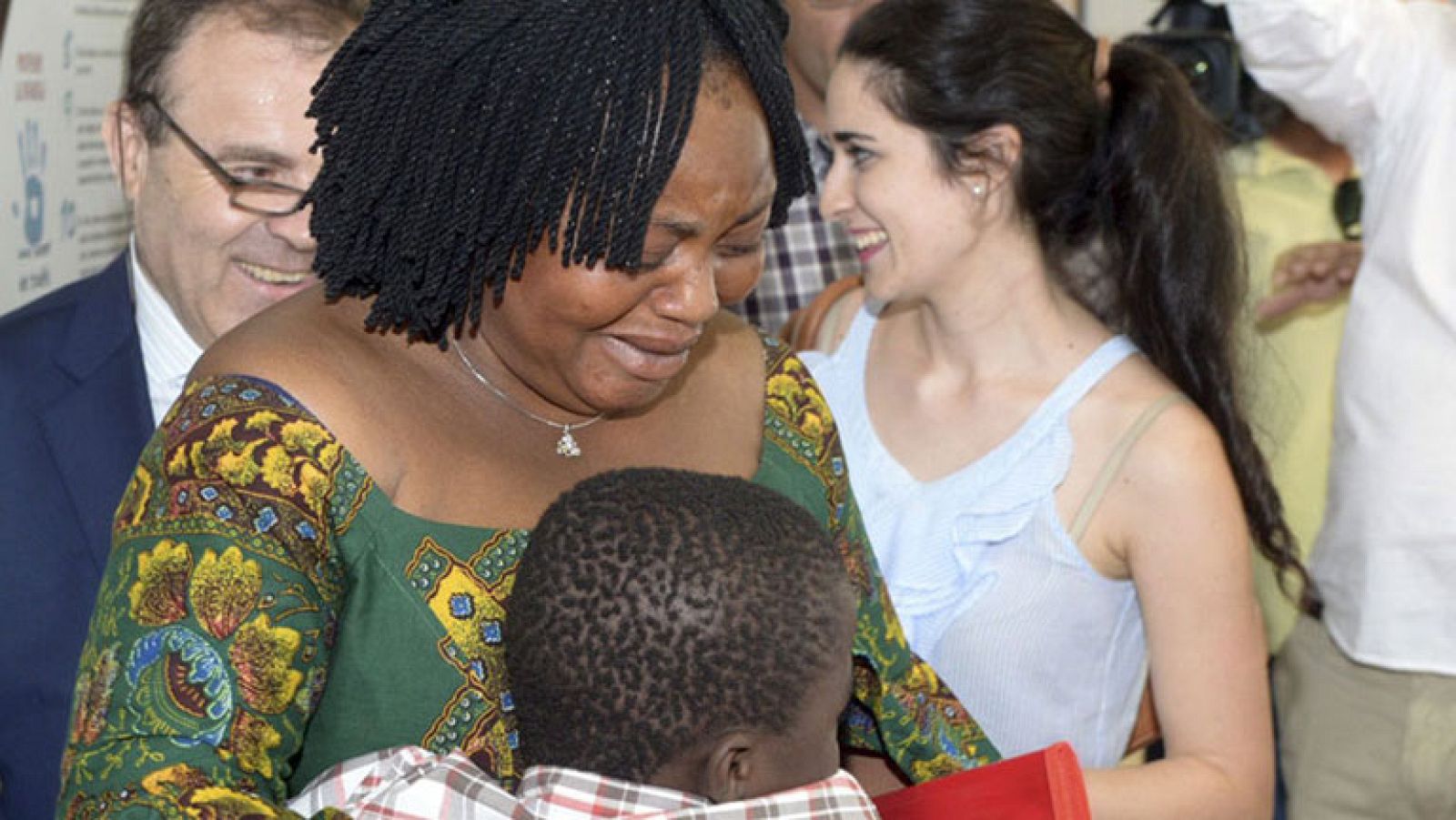 El niño rescatado de una maleta ya está con su madre