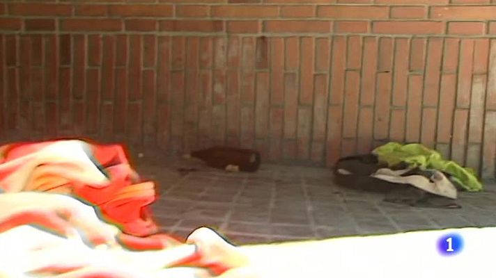 Telediario 1 - Imputan delito contra la integridad moral a seis menores por agredir a un indigente en Barcelona