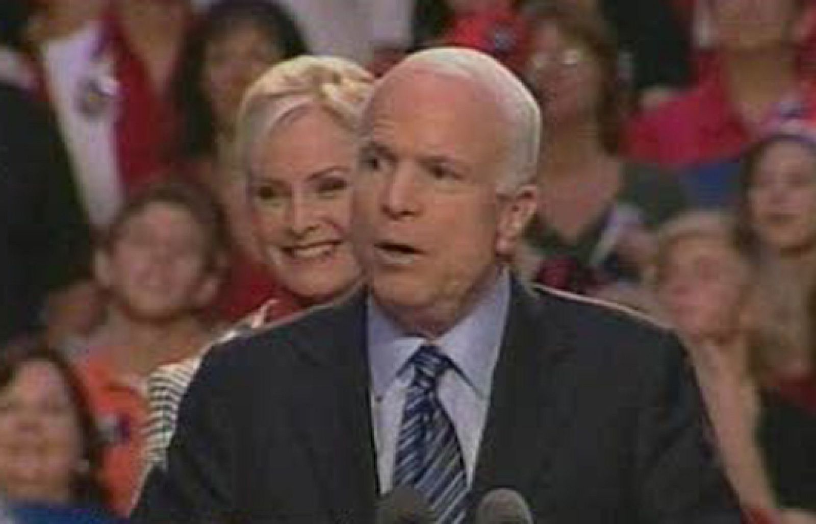 El candidato republicano, John McCain, intenta demostrar que puede ganar a pesar de los sondeos | Ver