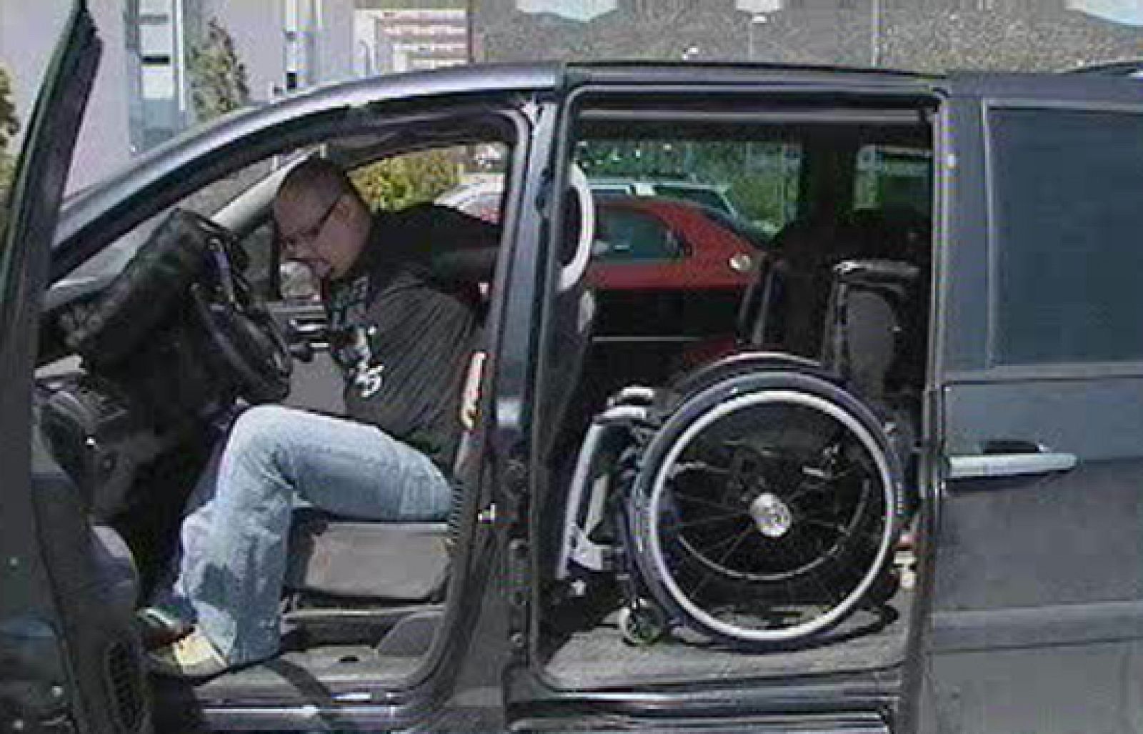 El Congreso pedirá al Gobierno que retire dos puntos del carné a quien aparque en una plaza para discapacitados | Ver