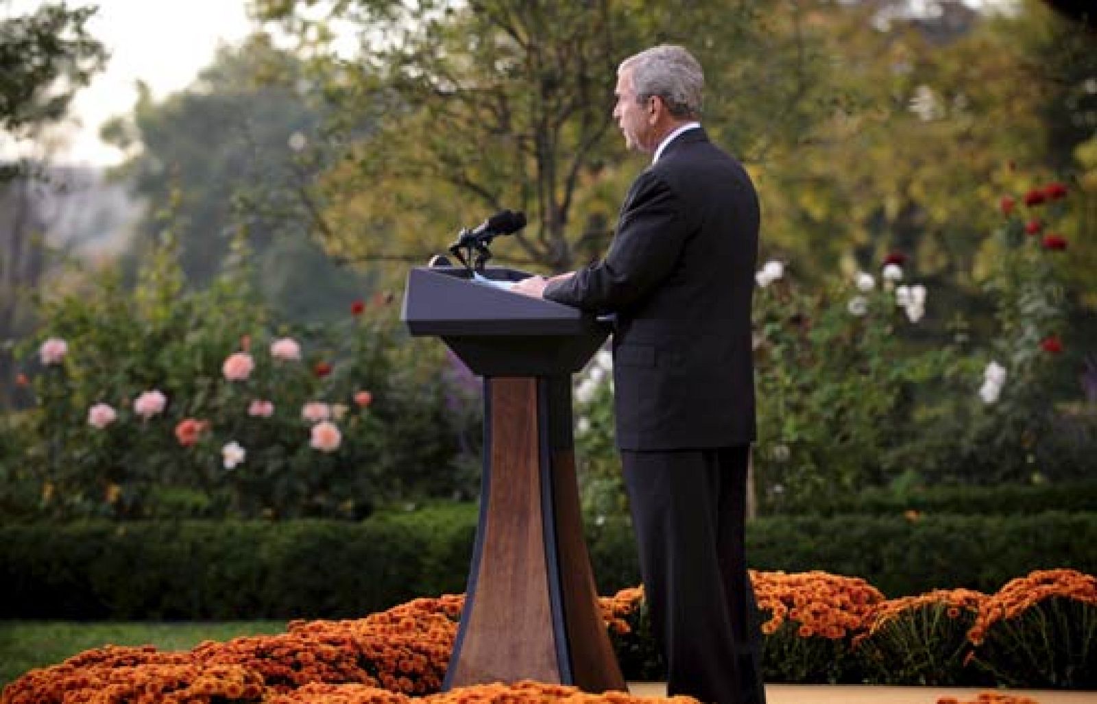El presidente de EE.UU., George W. Bush, desde la Casa Blanca, ha anunciado que su Administración usará una porción del programa de auxilio financiero por 700.000 millones de dólares para adquirir acciones en los bancos (14/10/08).