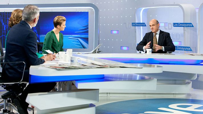 Los desayunos - Guindos: "El Gobierno tiene su propia hoja de ruta, que nos está sacando de la crisis"