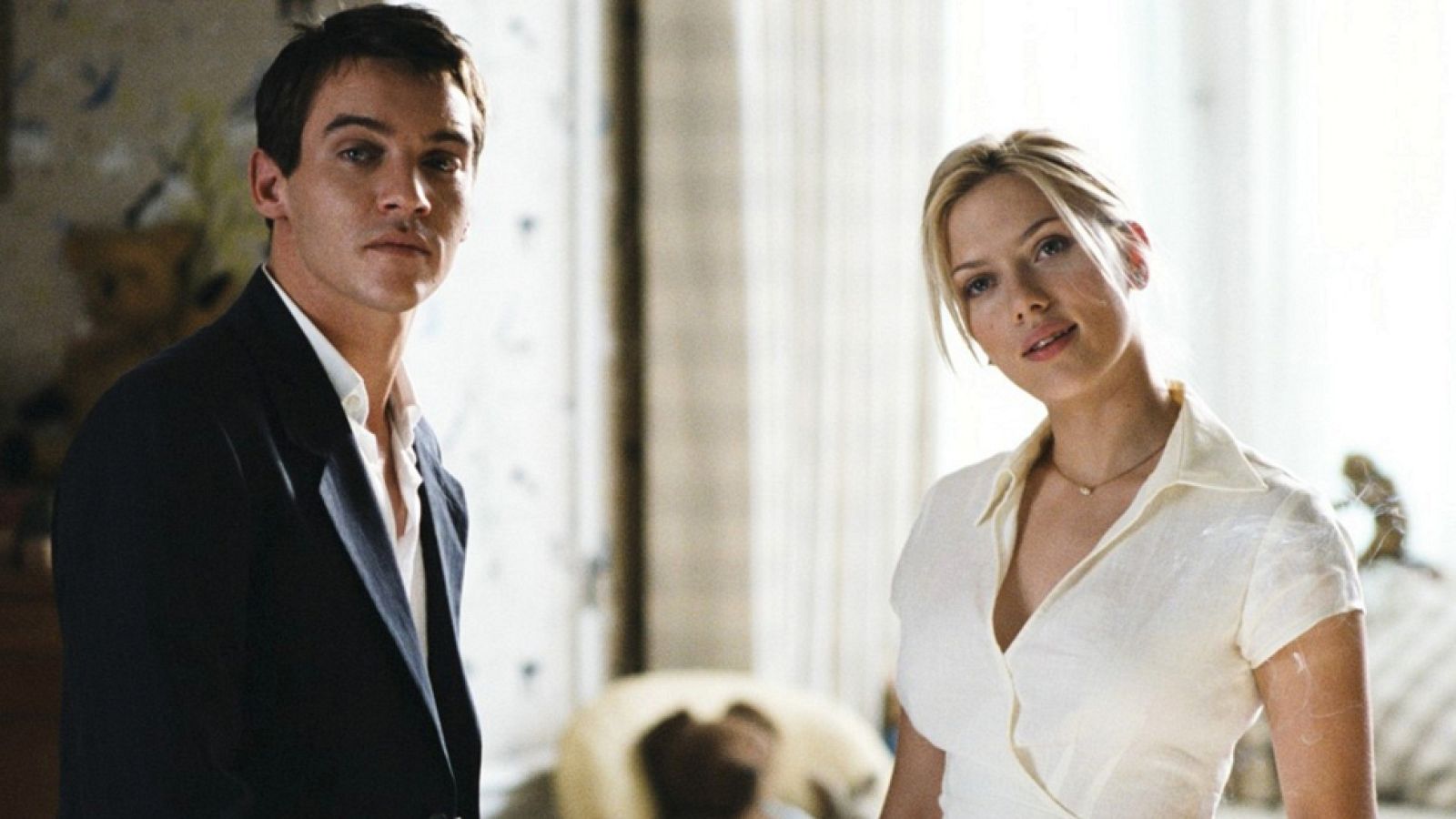 Scarlett Johansson y Jonathan Rhys Meyers en 'Matchpoint', de Woody Allen, este sábado en 'Versión Europea'