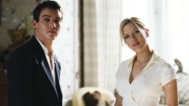 Scarlett Johansson y Jonathan Rhys Meyers en 'Matchpoint', de Woody Allen, este sábado en 'Versión Europea'