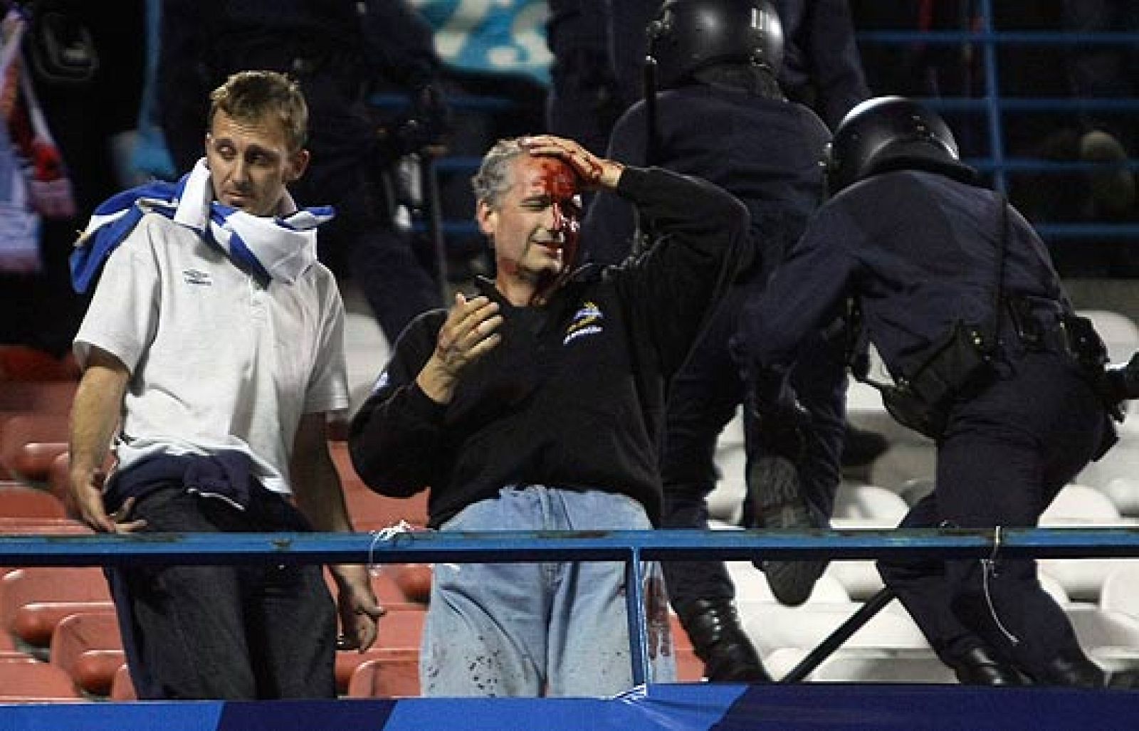 La UEFA acusa directamente a la policía de los altercados del Calderón. El Atlético tendrá que jugar los dos próximos partidos de Champions, salvo milagro, lejos de su estadio.