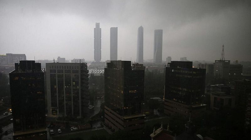 Una tormenta oscurece Madrid y causa problemas de tráfico y en el Metro - Informativo 24h | Ver
