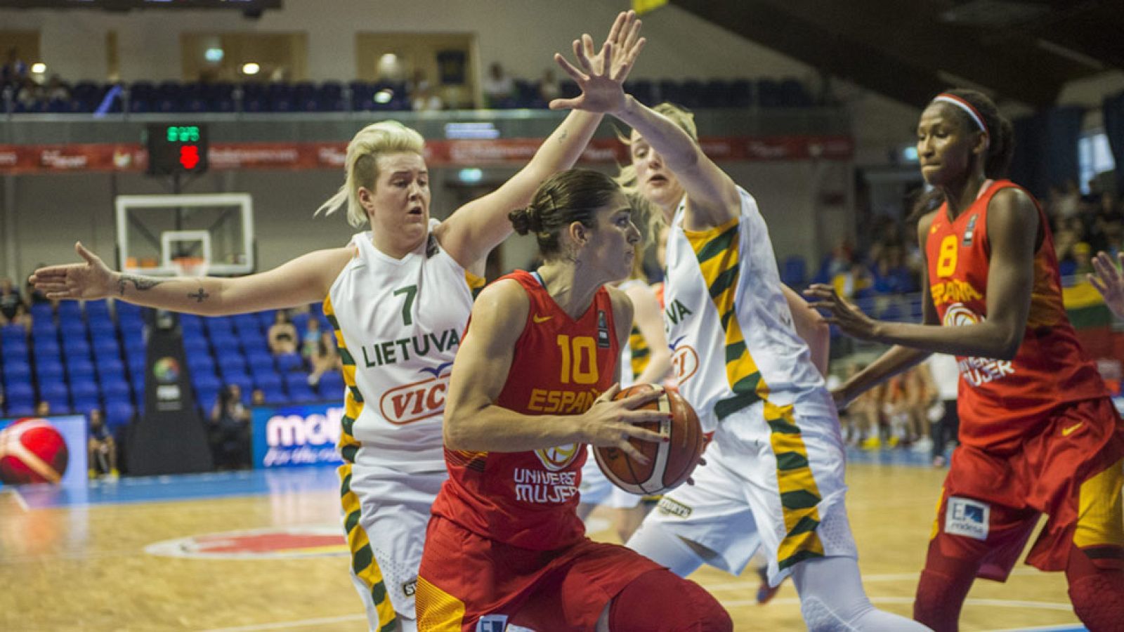 La selección española de baloncesto femenino ha comenzado con victoria su camino para revalidar el título de campeonas de Europa. Las chicas de Lucas Mondelo se han impuesto 58-72 a Lituania en el Eurobasket de Hungría y Rumanía.