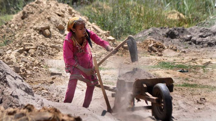 Telediario 1 - Once de cada cien niños trabajan y no estudian