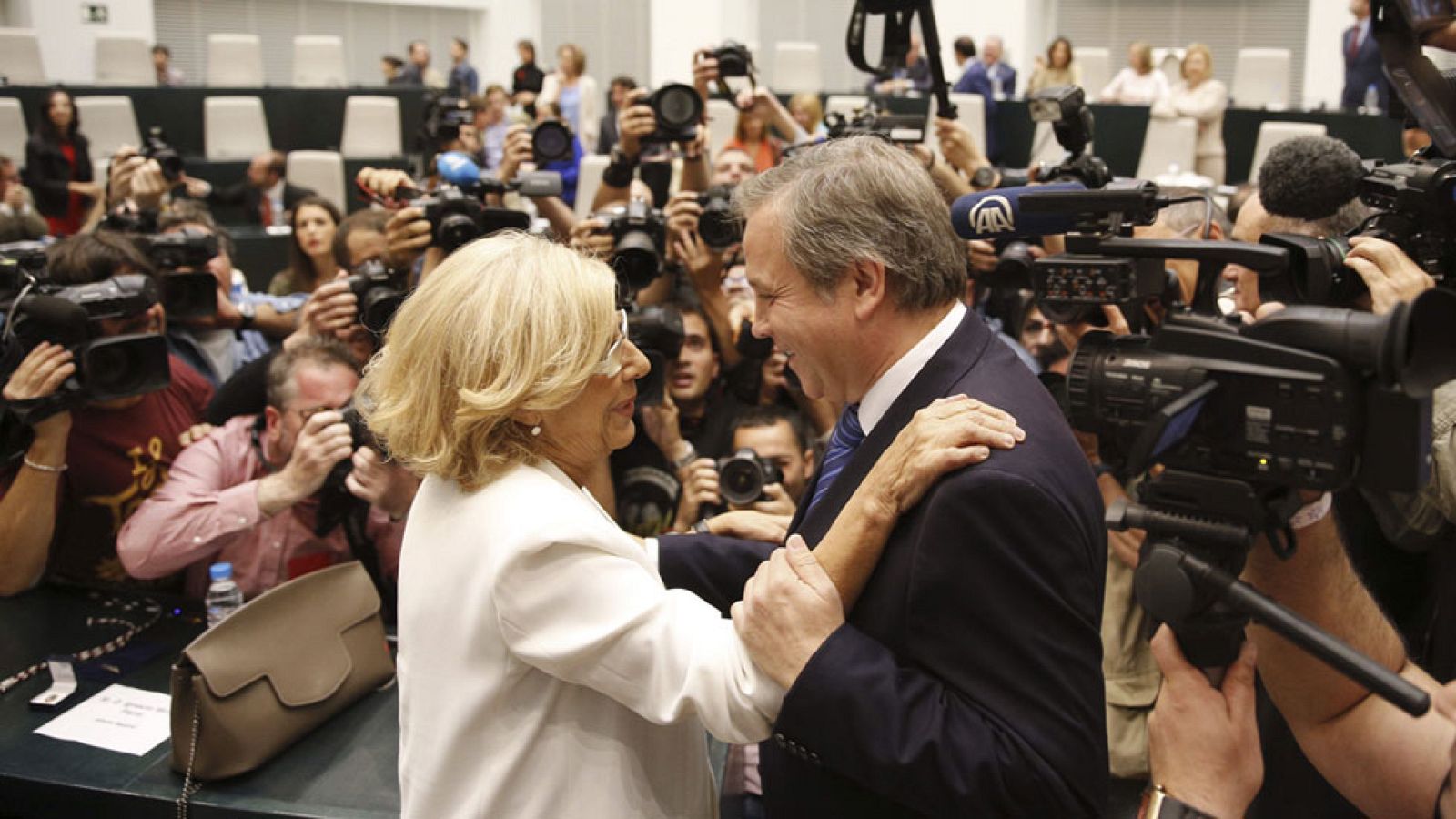 Madrid y Valencia invisten a Carmena y Ribó tras dos décadas de alcaldía del PP
