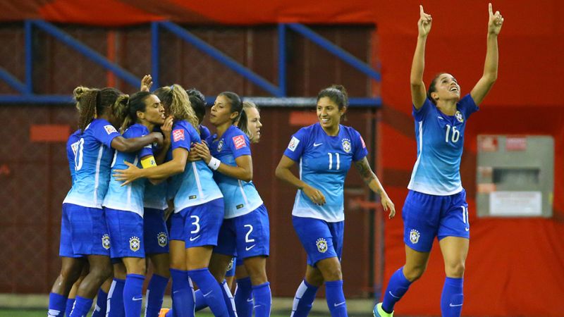 La jugadora brasileña Alves se quedó sola ante Ainhoa Tirapu, pero Celia evitó el gol, aunque Alves recogió el rechace para marcar a placer y adelantar a su equipo (1-0).