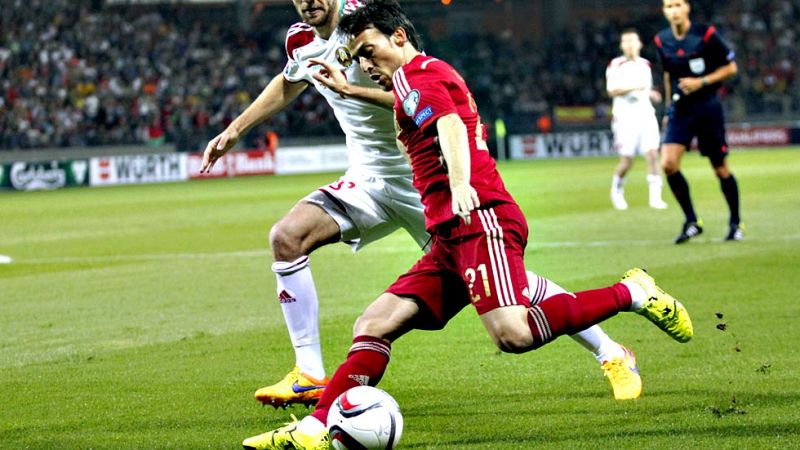 El jugador canario se aprovecha de un fallo del portero en la jugada a balón parado que había iniciado Cesc.