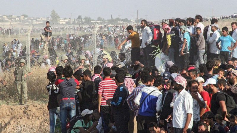 Miles de sirios huyen hacia Turquía por los combates entre milicias kurdas y el Estado Islámico