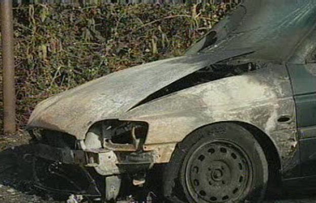  - Queman el coche de un escolta