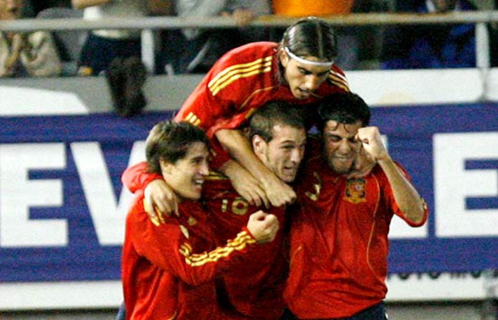 La selección española sub 21 se ha clasificado para el europeo de 2009 tras imponerse en Lorca a Suiza por 3-1. Los españoles comenzaron perdiendo 0-1 y asi se llegó al descanso. Los sub21 tuvieron que esperar a la segunda parte para empatar al final