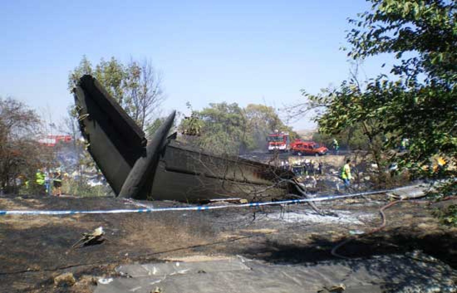El juez que lleva el caso del accidente de Spanair en el que murieron 154 personas ha imputado al jefe mecánico de Spanair y los dos mecánicos que revisaron la nave antes del accidente.