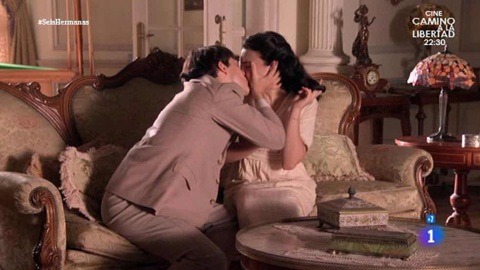 'Seis Hermanas' - Carlitos besa a Elisa