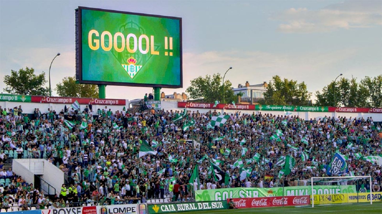 La Fiscalía de Sevilla ha archivado la investigación de oficio que abrió por los cánticos insultantes proferidos en febrero pasado en el estadio del Real Betis contra la exnovia del delantero Rubén Castro, que le denunció por presuntos malos tratos y
