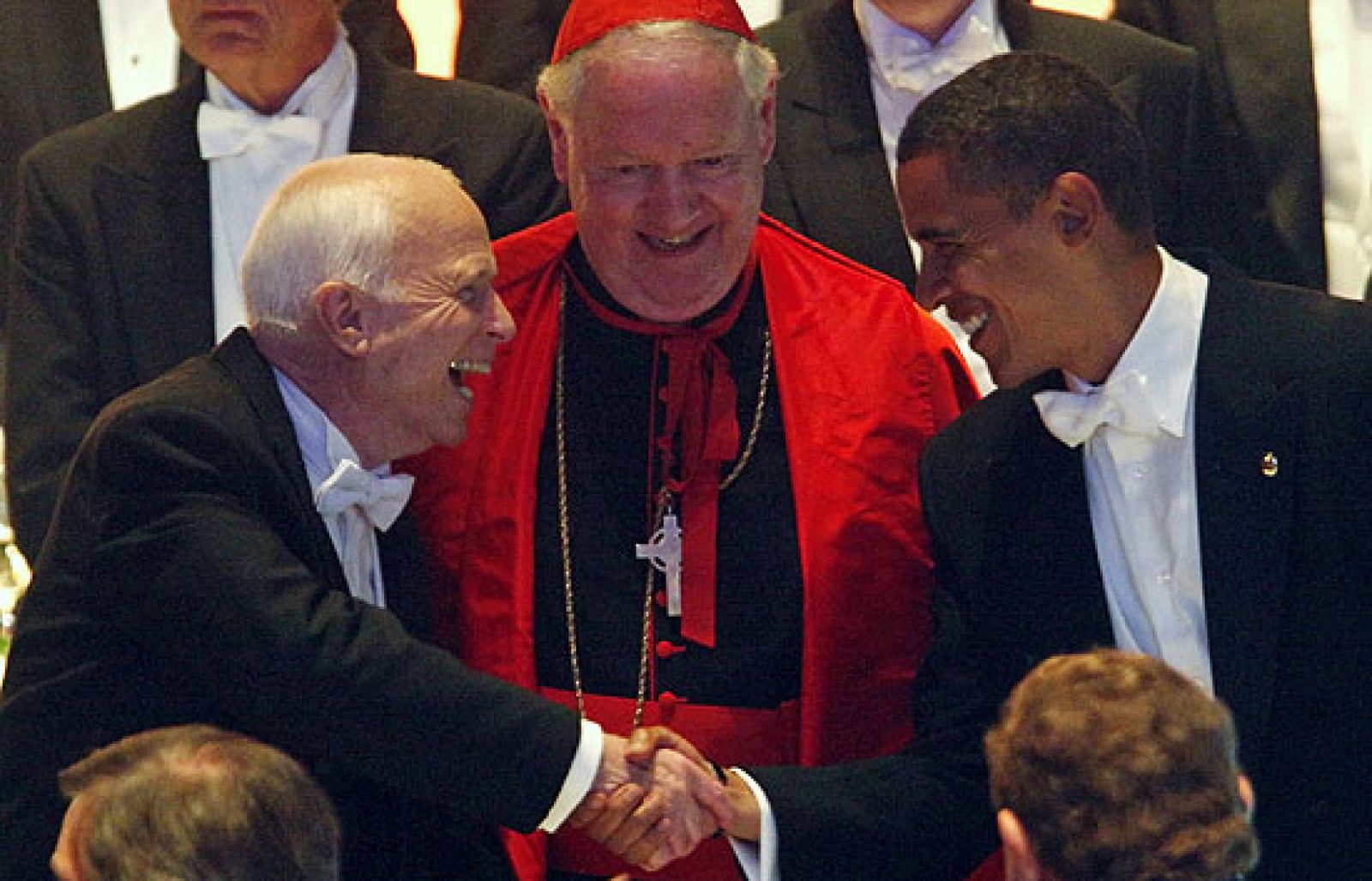 John McCain y Barack Obama han coincidido en una cena benéfica y han bromeado sobre sus campañas.