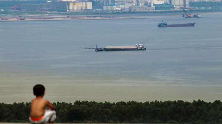 Telediario 1 - 61 millones de niños chinos viven solos en los pueblos mientras sus padres trabajan en las grandes ciudades