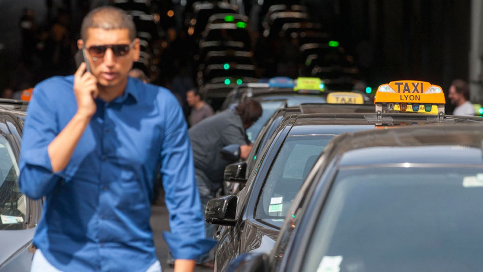 Los taxistas franceses bloquean los accesos a estaciones de tren y aeropuertos en protesta contra Uber