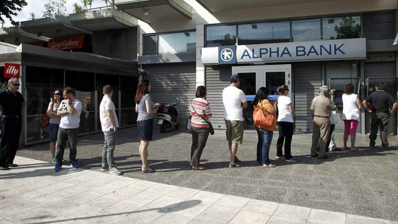 Los griegos viven con incertidumbre el pulso entre Bruselas y Atenas