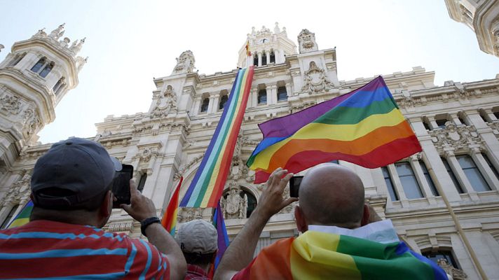 Telediario 1 - Muchas ciudades de España lucen la bandera arco iris
